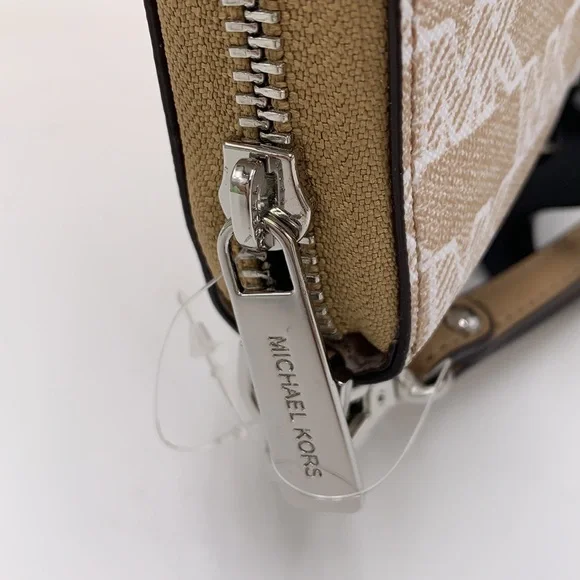 MICHAEL KORS LARGE TRAVEL CONTINENTAL WRISTLET WALLET CAMEL COLOR - Picture 16 of 16